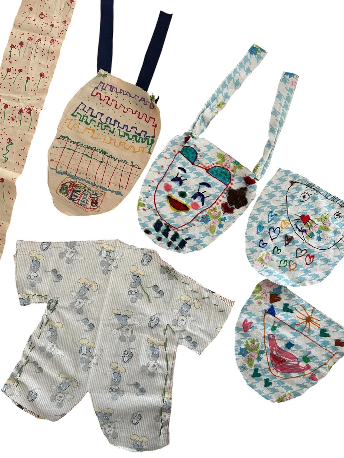 Peças de roupa e babetes feitos pelas crianças
