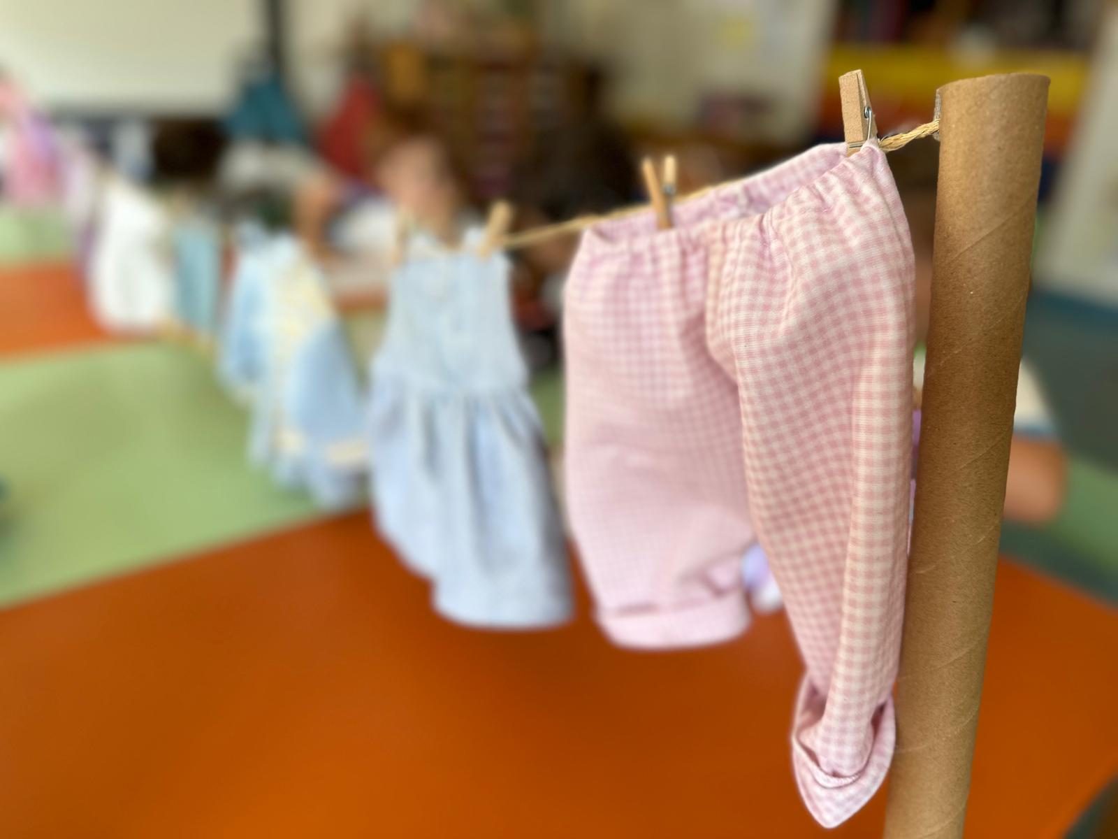 Roupas de bebé penduradas num estendal