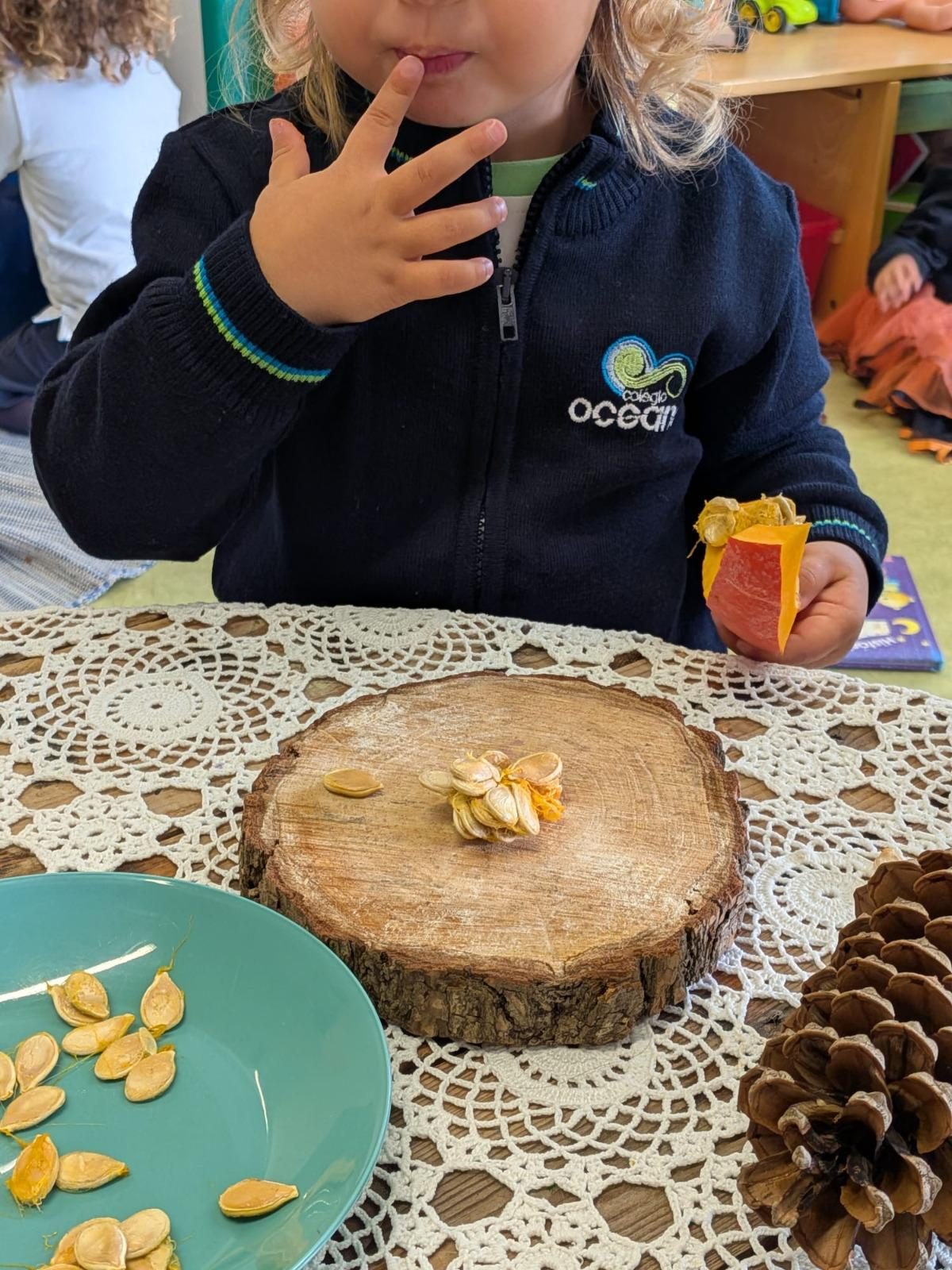 Criança a provar a abóbora